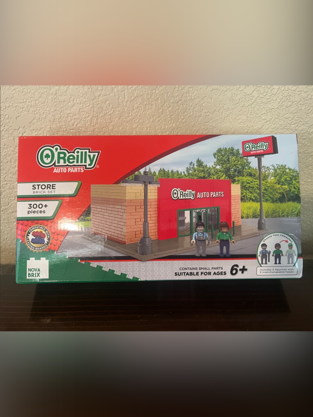 Nova Brix Collectible - O'Reilly Building Brick Store 300 Piece Set & 2 Figures
